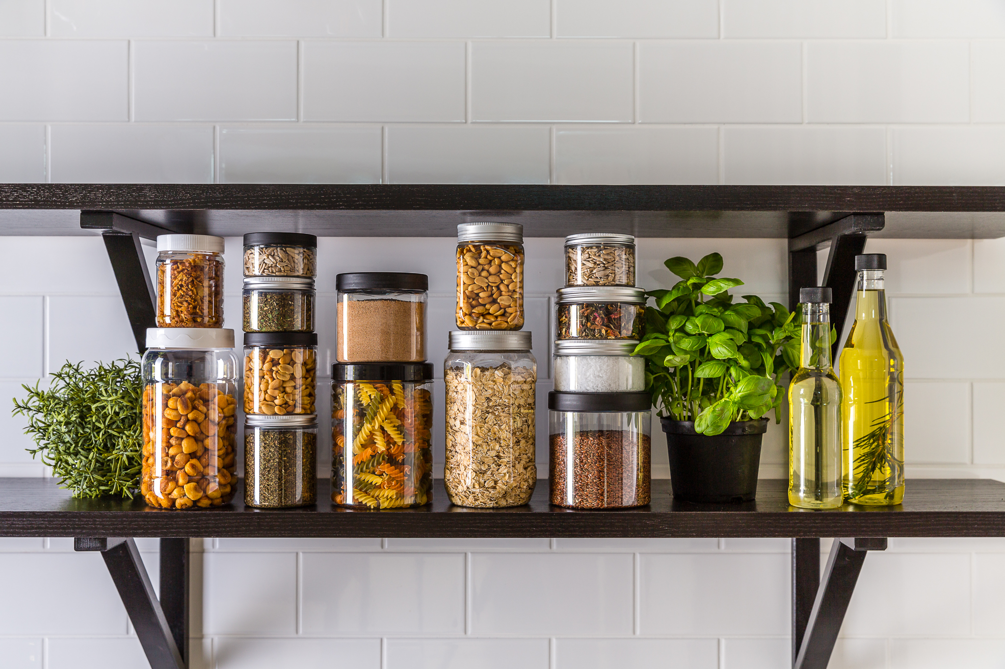 Plastburkar med lock i flera material, former och storlekar