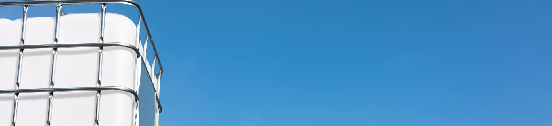 IBC-tank med blå himmel