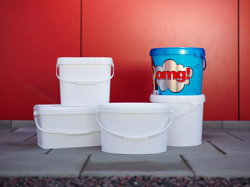Plastbøtter med lokk i ulike størrelser
